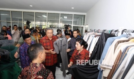 Presiden RI ke-6 Susilo Bambang Yudhoyono berkunjung ke pabrik garmen di Kecamatan Kawalu Kota Tasikmalaya pada hari ketiga SBY Tour De Java, Kamis (10/3).