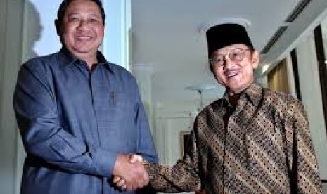 Presiden RI ke-6 Susilo Bambang Yudhoyono bersama presiden RI ke-3 BJ Habibie.