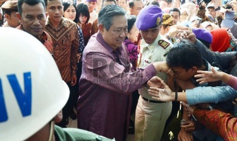 Presiden RI Ke-6, Susilo Bambang Yudhoyono di sambut mahasiswa Universitas Pendidikan Indonesia (UPI) saat kedatangannya untuk memberikan kuliah umum bertajuk 'Pendidikan Kedamaian Untuk Memperkokoh Jati Diri Bangsa' di Gedung Gymnasium, Universitas Pendid