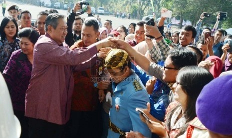 Presiden RI Ke-6, Susilo Bambang Yudhoyono di sambut mahasiswa Universitas Pendidikan Indonesia (UPI) saat kedatangannya untuk memberikan kuliah umum bertajuk 'Pendidikan Kedamaian Untuk Memperkokoh Jati Diri Bangsa' di Gedung Gymnasium, Universitas Pendid