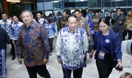 Presiden RI Ke -6 Susilo Bambang Yudhoyono (SBY) bersama Wakil Ketua Majelis Permusyawaratan Rakyat Republik Indonesia (MPR RI) Evert Ernest Mangindaan. 