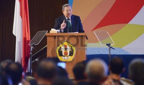  Presiden RI ke-6, Susilo Bambang Yudhoyono (SBY) menyampaikan Orasi Ilmiah bertajuk 'Reorintasi Pembangunan Berkelanjutan di Indonesia Merespon Perkembangan Global' di Graha Sanusi Hardjadinata, Kampus Unpad, Kota Bandung, Jumat (11/9).