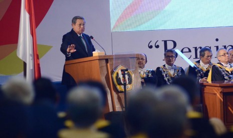 Presiden RI ke-6, Susilo Bambang Yudhoyono (SBY) menyampaikan Orasi Ilmiah bertajuk 'Reorintasi Pembangunan Berkelanjutan di Indonesia Merespon Perkembangan Global' di Graha Sanusi Hardjadinata, Kampus Unpad, Kota Bandung, Jumat (11/9). 