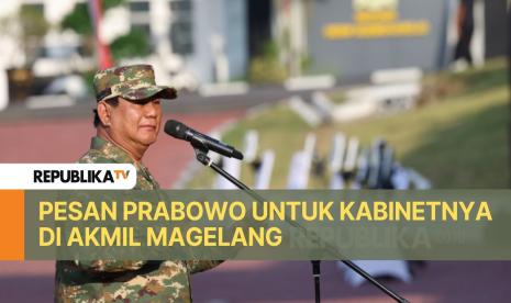 Presiden RI ke-8 Prabowo Subianto memberikan arahan kepada jajaran Kabinet Merah Putih saat kegiatan sesi olahraga dan latihan baris berbaris bersama di Lapangan Sapta Marga, Akademi Militer Magelang, Jumat (25/10/2024). Giat pertama retreat Kabinet Merah Putih diisi dengan sesi olahraga dan latihan baris berbaris. Para menteri dan wakil menteri telah bersiap dibangunkan sejak pukul 04:00 WIB untuk melakukan kegiatan berolahraga dan latihan baris berbaris.