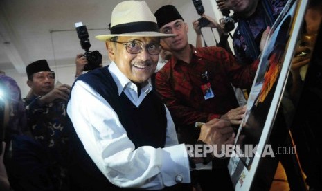   Presiden RI ke-tiga BJ Habibie menandatangai poster pameran foto Cinta Sang Inspirator Bangsa Kepada Negeri di Museum Bank Mandiri, Jakarta, Ahad (24/7). (Republika/Agung Supriyanto)