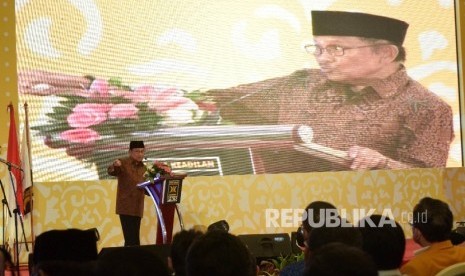 Presiden RI ke tiga BJ Habibie menyampaikan pidato politiknya saat menghadiri Tasyakur Milad ke-18 PKS di Jakarta, Ahad (24/4).  (Republika/Rakhmawaty La'lang)