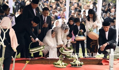 Presiden RI keenam Susilo Bambang Yudhoyono (kedua kiri) didampingi Agus Harimurti Yudhoyono (kanan) beserta istri dan anak, serta Edhi Baskoro Yudhoyono (kiri) beserta istri dan anak menaburkan bunga di makam Ibu Ani Yudhoyono di Taman Makam Pahlawan Kalibata, Jakarta, Ahad (2/6/19). 