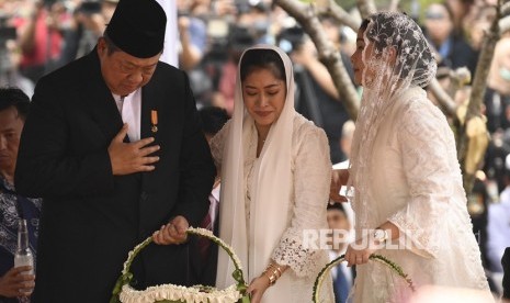 Presiden RI keenam Susilo Bambang Yudhoyono (kiri) didampingi menantu Annisa Pohan (kanan) dan Siti Ruby Aliya Rajasa (tengah) menaburkan bunga di makam Ibu Ani Yudhoyono, Taman Makam Pahlawan Kalibata, Jakarta, Ahad (2/6/19).