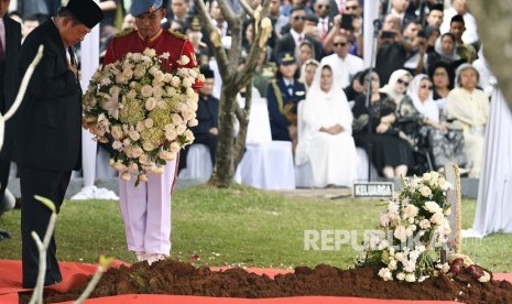 Presiden RI keenam Susilo Bambang Yudhoyono meletakkan karangan bunga di makam Ibu Ani Yudhoyono di Taman Makam Pahlawan Kalibata, Jakarta, Ahad (2/6/19). 