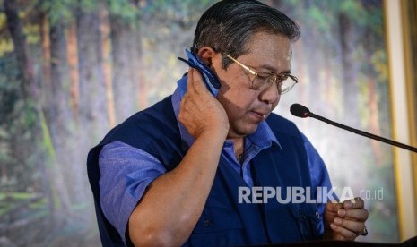 Presiden RI keenam yang juga Ketua Umum Partai Demokrat Susilo Bambang Yudhoyono (SBY) menyeka keringatnya saat menggelar jumpa pers di kediamannya, Puri Cikeas, Kabupaten Bogor, Jawa Barat, Rabu (2/11). 