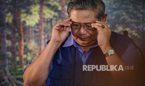 Presiden RI keenam yang juga Ketua Umum Partai Demokrat Susilo Bambang Yudhoyono (SBY) melepas kacamatanya seusai memberikan pemaparan saat menggelar jumpa pers di kediamannya, Puri Cikeas, Kabupaten Bogor, Jawa Barat, Rabu (2/11).