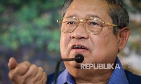 Presiden RI keenam yang juga Ketua Umum Partai Demokrat Susilo Bambang Yudhoyono (SBY) memberikan pemaparan saat menggelar jumpa pers di kediamannya, Puri Cikeas, Kabupaten Bogor, Jawa Barat, Rabu (2/11). 