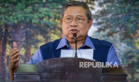 Presiden RI keenam yang juga Ketua Umum Partai Demokrat Susilo Bambang Yudhoyono (SBY) memberikan pemaparan saat menggelar jumpa pers di kediamannya, Puri Cikeas, Kabupaten Bogor, Jawa Barat, Rabu (2/11).