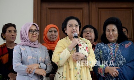  Presiden RI kelima Megawati Soekarnoputri bersama Istri PM Malaysia Najib Razak, Datin Paduka Seri Rosmah Mansor dan Istri Wapres Mufidah Kalla bersama menteri perempuan kabinet kerja usai melakukan pertemuna di Teuku Umar, Jakarta, Selasa (7/3).