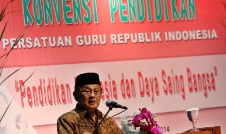 Presiden RI ketiga BJ Habibie menjadi pembicara di Konvensi Pendidikan di Bentara Budaya, Jakarta, Selasa (18/2).