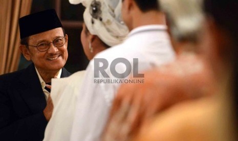   Presiden RI ketiga BJ Habibie menyalami warga saat open house 1 Syawal 1434 H di kediamannya di Jalan Patra Kuningan, Jakarta Selatan, Kamis (8/8).  (Republika/Agung Supriyanto)