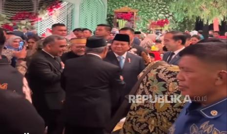 Presiden RI Prabowo Subianto berbincang dengan Presiden ke-7 RI Jokowi didampingi Ketua MPR Ahmad Muzani dan Menko Pangan Zulkifli Hasan.