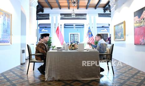 Presiden RI Prabowo Subianto bersama Perdana Menteri Malaysia Anwar Ibrahim makan siang bersama di Rumah Tangsi, Kuala Lumpur, Malaysia, Kamis (9/1/2025) siang waktu setempat.