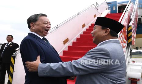 Presiden RI Prabowo Subianto bersama Sekjen Partai Komunis Vietnam (PKV) To Lam di Lanud Halim Perdanakusuma, Jakarta Timur, Selasa (11/3/2025). 