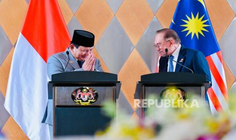 Presiden RI Prabowo Subianto dan Perdana Menteri Malaysia Datuk Seri Anwar Ibrahim di Twin Tower Petronas, Kuala Lumpur Malaysia, Senin (27/1/2025). 