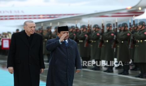 Presiden RI Prabowo Subianto disambut Presiden Turki Recep Tayyip Erdogan saat mendarat di Bandara Esenboga, Ankara, Rabu (9/4/2025) petang waktu setempat.