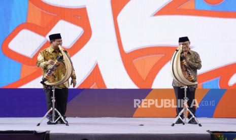 Presiden RI Prabowo Subianto (kiri), bersama dengan Ketua Umum PP Muhammadiyah Prof Haedar Nashir usai membunyikan sasando sebagai tanda membuka Tanwir dan resepsi Milad ke-112 Muhammadiyah di kompleks Universitas Muhammadiyah Kupang, Kupang, Nusa Tenggara Timur, Rabu (4/12/2024).