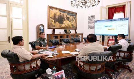 Presiden RI Prabowo Subianto menerima pemaparan Kepala Staf Angkatan Darat (KSAD) Jenderal Maruli Simanjuntak di Istana Kepresidenan Jakarta, Kamis (2/1/2024). 