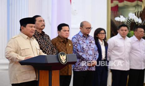 RI President Prabowo Subianto decreed that the obligation to place foreign exchange proceeds from the export of natural resources in the Indonesian financial system at Istana Merdeka, Central Jakarta, Monday (17/2/2025).