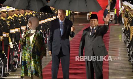 Presiden RI Prabowo Subianto menyambut Presiden Turki Recep Tayyip Erdogan dan Ibu Negara Emine Erdogan 