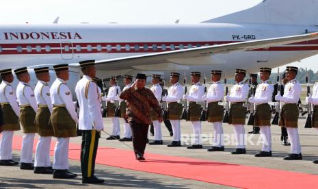 Presiden RI Prabowo Subianto tiba di Bunga Raya Complex, Bandara Internasional Kuala Lumpur, Malaysia, pada Kamis (9/1/2025) sekitar pukul 10.00 waktu setempat. 