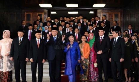 Presiden RI Susilo Bambang Yudhoyono didampingi anggota DPR terpilih usai mengikuti pelantikan anggota DPR-DPD-MPR diKompleks parlemen Senayan, Jakarta, Rabu (1/10).(Republika/ Tahta Aidilla)