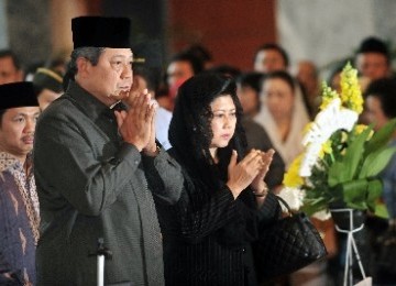 Presiden RI Susilo Bambang Yudhoyono didampingi Ibu Ani Yudhoyono serta Wakil DPR RI Anis Matta (kiri) memberikan penghormatan terakhir bagi almarhum Anggota DPR RI dari Fraksi Partai Demokrat Sutjipto di Kompleks Parlemen Senayan, Jakarta, Selasa (20/9).