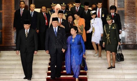 Presiden RI Susilo Bambang Yudhoyono didampingi ibu Ani Yudhoyono menuruni tangga usai mengikuti pelantikan anggota DPR-DPD-MPR diKompleks parlemen Senayan, Jakarta, Rabu (1/10). (Republika/ Tahta Aidilla)