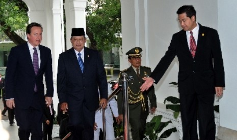 Presiden RI Susilo Bambang Yudhoyono (kedua kiri) menerima kedatangan PM Kerajaan Inggris David Cameron (kiri) saat kunjungannya ke Istana Negara, Jakarta,Rabu (11/4) Pertemuan PM Inggris ke Indonesia membahas peningkatan kerjasama kedua negara dalam segal