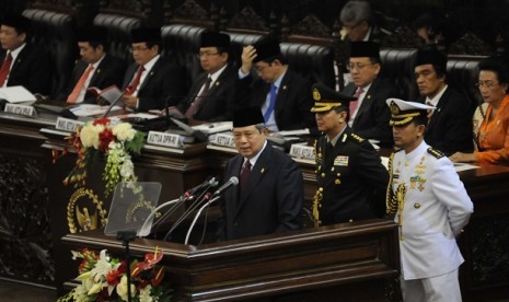 Presiden RI Susilo Bambang Yudhoyono menyampaikan pidato kenegaraan jelang peringatan kemerdekaan RI ke-67, di Kompleks Parlemen Senayan, Jakarta, Kamis (16/8).