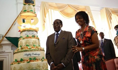 Presiden Robert Mugabe bersama istrinya Grace.