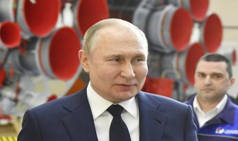 Presiden Rusia Vladimir Putin berbicara dengan pegawai badan antariksa Roscosmos di pabrik perakitan roket selama kunjungannya ke kosmodrom Vostochny di luar kota Tsiolkovsky, sekitar 200 kilometer (125 mil) dari kota Blagoveshchensk di timur jauh wilayah Amur Tsiolkovsky, Rusia, Selasa, 12 April 2022.