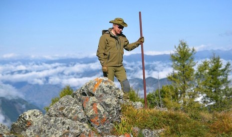 Presiden Rusia Vladimir Putin berdiri di sebuah bukit di Siberia saat liburan rayakan ulang tahun ke-67. Tidak diketahui kapan foto diambil, namun pers kepresidenan Rusia merilis foto pada Senin (7/10).