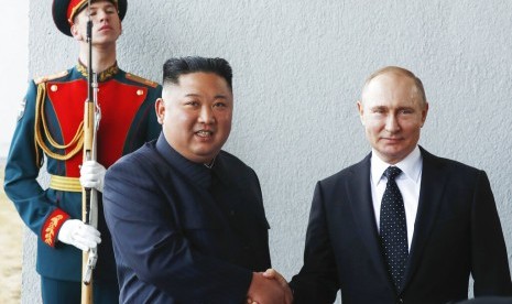 Presiden Rusia Vladimir Putin bersalaman dengan Pemimpin Korea Utara (Korut) Kim Jong-un di Vladivostok, Rusia, Kamis (25/4). 