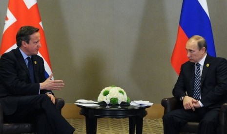 Presiden Rusia Vladimir Putin bersama Perdana Menteri Inggris David Cameron.