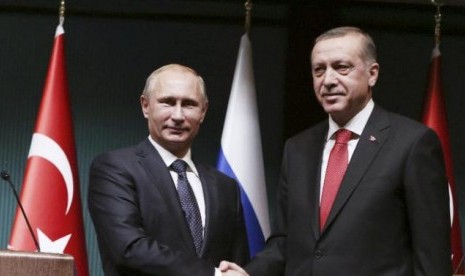 Presiden Rusia Vladimir Putin bersama Presiden Turki Recep Tayyip Erdogan.