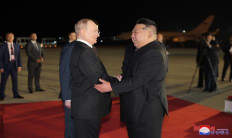 Presiden Rusia Vladimir Putin bertemu dengan Pemimpin Tertinggi Korut, Kim Jong Un.