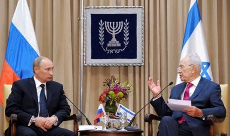 Presiden Rusia Vladimir Putin bertemu Presiden Israel Shimon Peres, Senin (25/6)