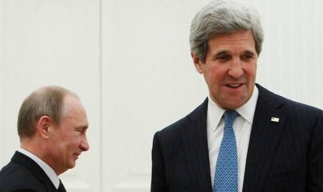 Presiden Rusia Vladimir Putin dan Menlu AS John Kerry.