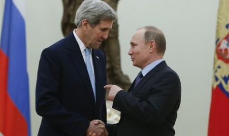 Presiden Rusia Vladimir Putin dan Menlu AS John Kerry.