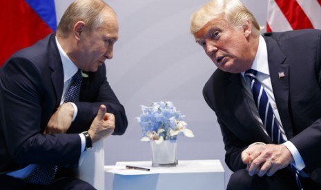 Presiden Rusia Vladimir Putin dan Presiden AS Donald Trump saat KTT G20 di Hamburg, 7 Juli 2017.