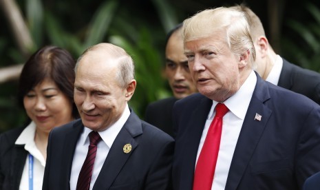 Presiden Rusia Vladimir Putin dan Presiden AS Donald Trump di KTT APEC di Hanoi, Vietnam, (11/11).