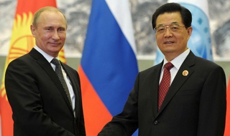 Presiden Rusia Vladimir Putin dan Presiden Cina Hu Jintao  