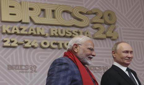 Presiden Rusia Vladimir Putin, kanan, dan Perdana Menteri India Narendra Modi menghadiri upacara penyambutan sebelum makan malam informal di sela-sela KTT BRICS di Balai Kota Kazan di Kazan, Rusia, Selasa, 22 Oktober 2024.