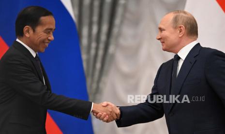 Presiden Rusia Vladimir Putin (kanan) dan Presiden Indonesia Joko Widodo (kiri) berjabat tangan sebelum konferensi pers saat pertemuan mereka di Kremlin Moskow di Moskow, Rusia, 30 Juni 2022. Widodo dalam kunjungan misi pembangunan perdamaian ke Rusia dan Ukraina untuk mendesak rekan-rekannya dari Rusia dan Ukraina untuk membuka dialog dan gencatan senjata.